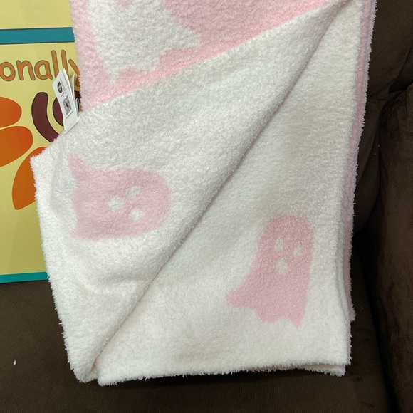 Cupcakes & Cashmere Oversized GHOST Print Throw - Picture 2 of 6